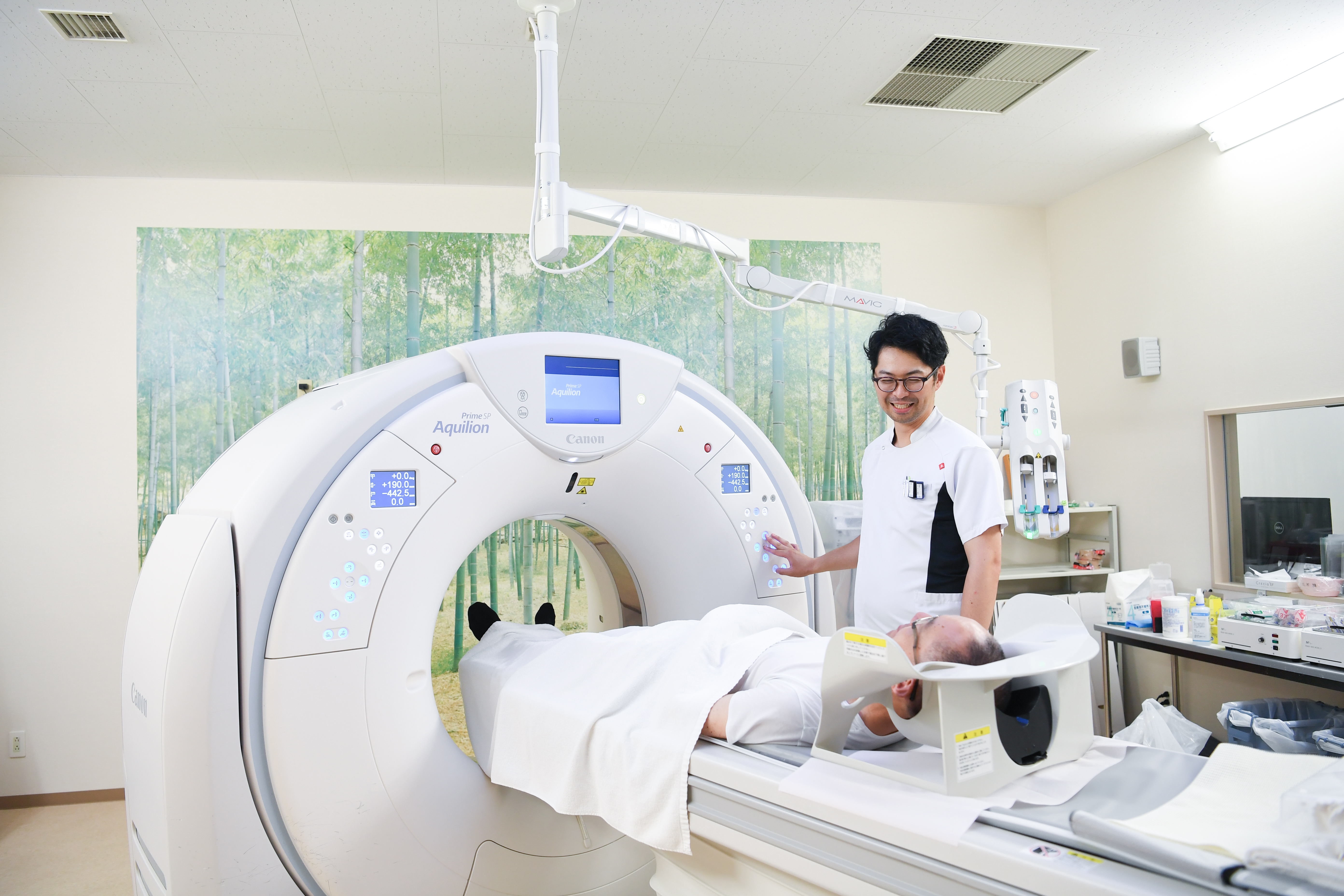 CT検査をする笑顔の診療放射線技師の写真