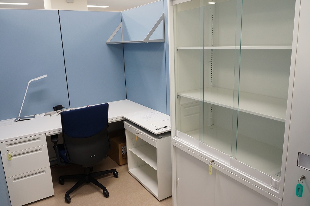 机・椅子・棚などの専用ブースの写真